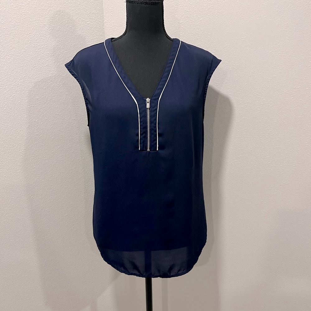 Women’s Quarter Zip Sleeveless Blouse - M